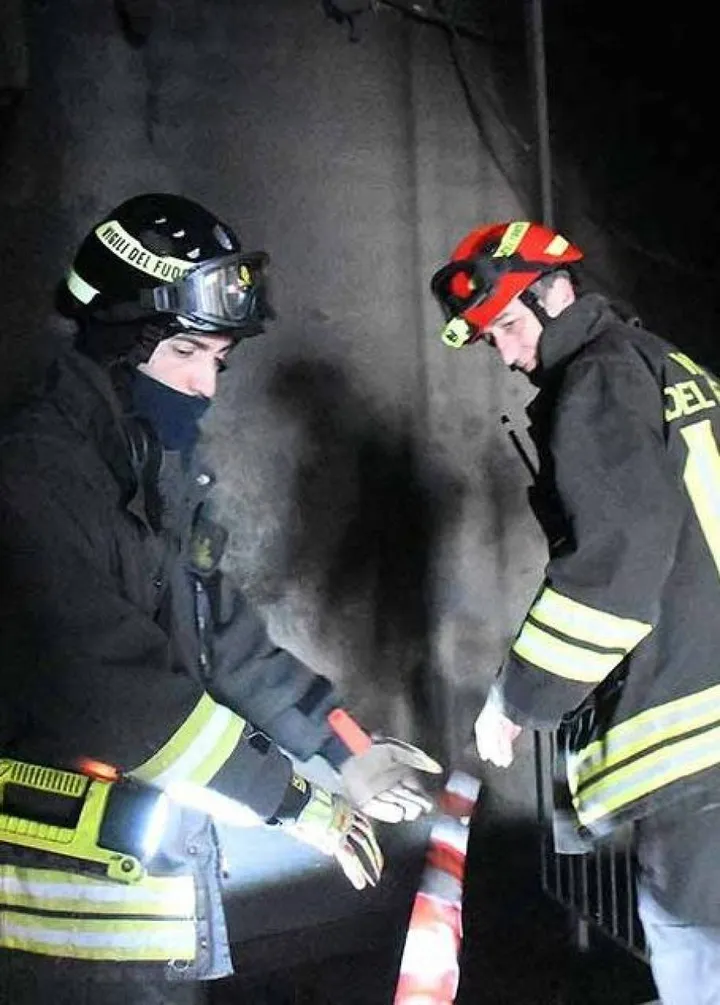 L’intervento dei vigili del fuoco durante il rogo e parte dei contatori danneggiati