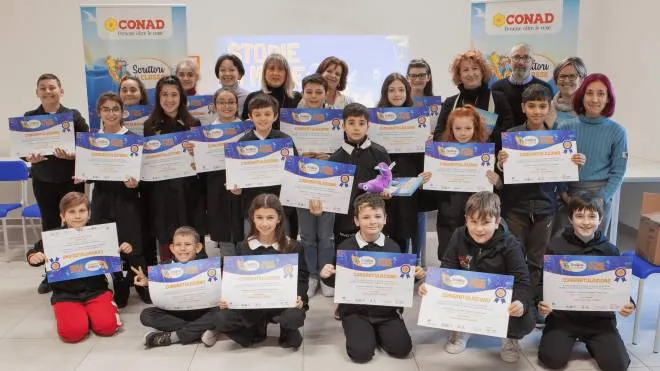 I bambini della classe 5A della primaria di Borgo a Mozzano mostranio con orgoglio il premio ricevuto per Scrittori di Classe, concorso di Conad