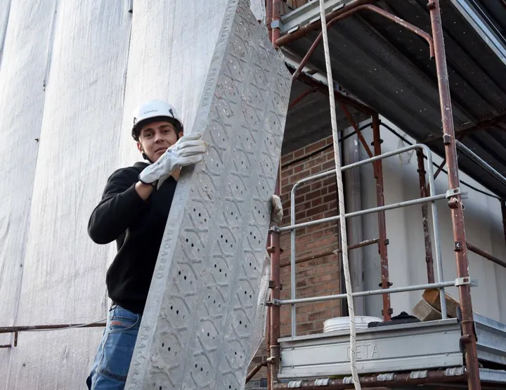 Un operaio al lavoro in un cantiere edile, in alto Luca Damian presidente di Confedilizia (foto d’archivio)