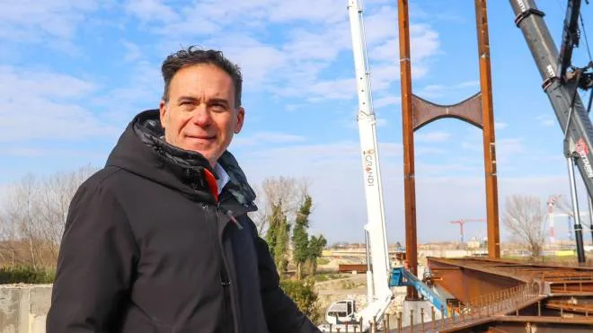 Il sindaco Michele Conti davanti alla prima delle due antenne del nuovo ponte ciclopedonale