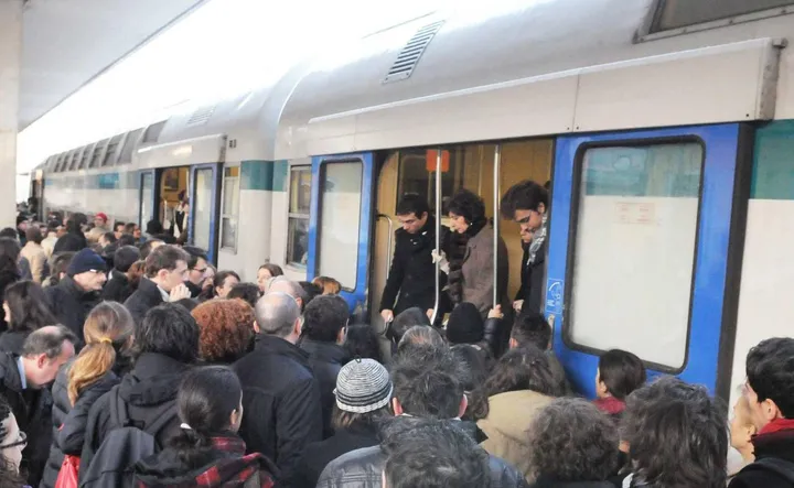 Pendolari in attesa di salire sul treno