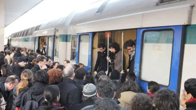 Pendolari in attesa di salire sul treno