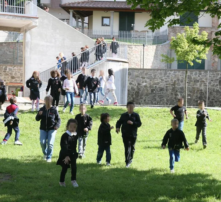 Il giardino della scuola di Maresca dove giocano i bambini (foto d’archivio)