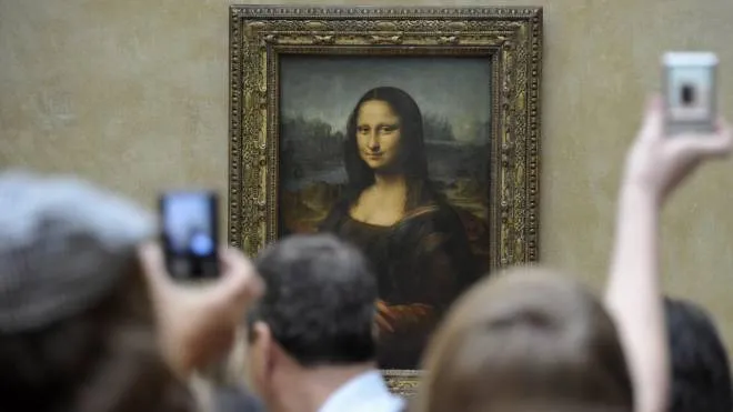 A file picture dated 07 April 2011 shows visitors crowding and taking pictures of Leonardo da Vinci's painting 'La Gioconda (Mona Lisa)' at the Louvre Museum in Paris, France. ANSA/HORACIO VILLALOBOS