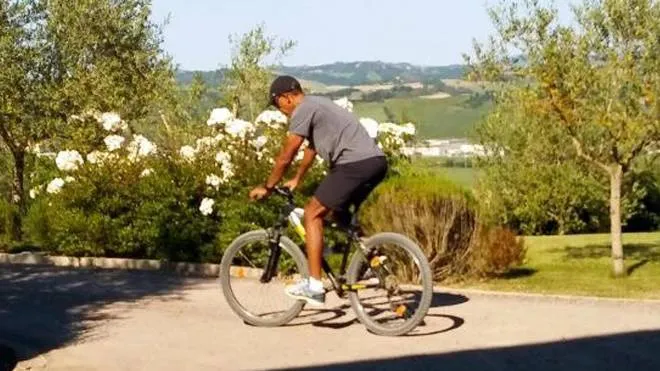 The former US president Barack Obana rides on mountain bike near the estate owened by former ambassador in Italy John Phillips at Borgo Finocchietto, Siena, Sunday, 21 May 2017. Obama and his wife Michelle arrived in Tuscany last Friday for a six-day holiday. ANSA/ MONTALCINONEWS 
(Best quality available)