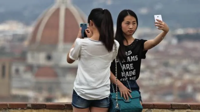 PRESSPHOTO, Ferragosto a Firenze,pioggia,Matrimoni Cinesi,turisti,Castelli di Sabbia e ritratti dall'alto. 15/08/2014 Foto Leonardo Bianchi/NEWPRESSPHOTO