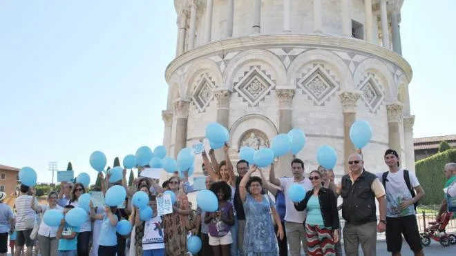 I palloncini blu sotto la torre per  Charlie Gard