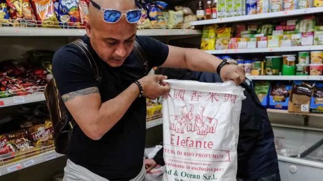 PRESSPHOTO Firenze, i NAS effettuano un sequestro di riso contraffatto in vari negozi etnici di via Panicale
Giuseppe Cabras /New Pressphoto
