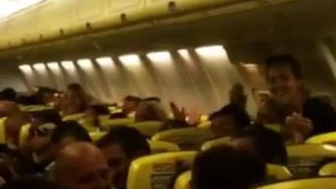 Un fermo immagine dal video pubblicato dai passeggeri su Instagram