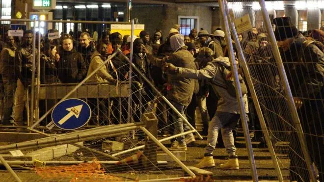 Pressphoto, Firenze protesta senegalesi in piazza stazione transenne abbattute foto Gianluca Moggi Newpressphoto