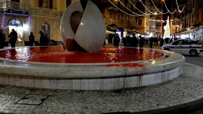 Acqua della fontana di piazza Garibaldi dipionta di rosso  .