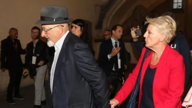(ARCHIVIO)
Tiziano Renzi con la moglie Laura Bovoli, in una immagine del 21 ottobre 2017 a Firenze.
ANSA/CLAUDIO GIOVANNINI