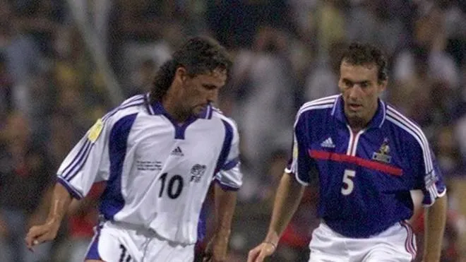 MAR07 - 20000816 - MARSEILLE, FRANCE : FIFA World Stars Italian forward Roberto Baggio (left) and French Laurent Blanc fight for the ball 16 August 2000, during the friendly charity match France vs FiFA world stars, in Marseille. 
ANSA/DEF/
EPA PHOTO AFP/BORIS HORVAT