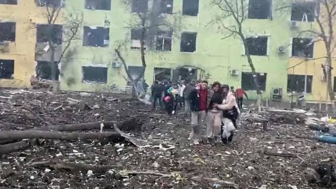 I feriti evacuati dall&#39;ospedale nel frame di un video