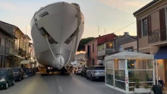 Lo yacht passa tra le case a Viareggio