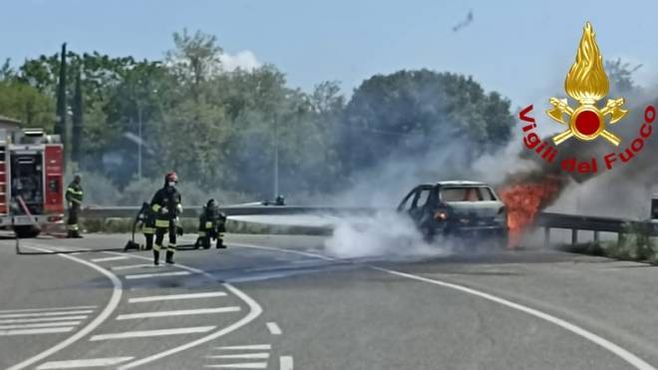 Auto in fiamme a Rapolano Terme, l&#39;intervento dei vigili del fuoco