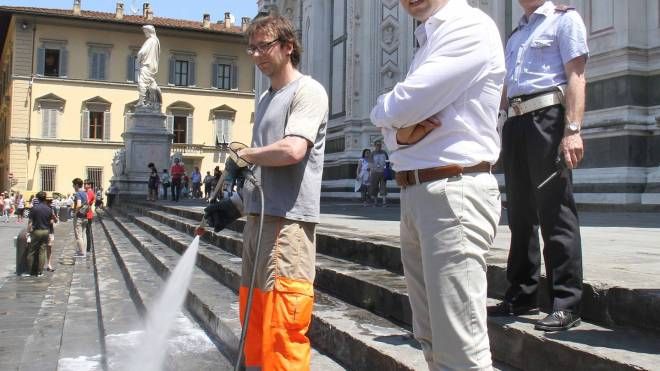 Operazione antibivacco. Il sindaco Nardella con gli idranti sul sagrato di Santa Croce ( Umberto Visintini/ New Press Photo)
