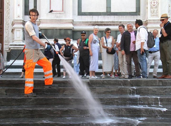 Operazione antibivacco. Il sindaco Nardella con gli idranti sul sagrato di Santa Croce ( Umberto Visintini/ New Press Photo)