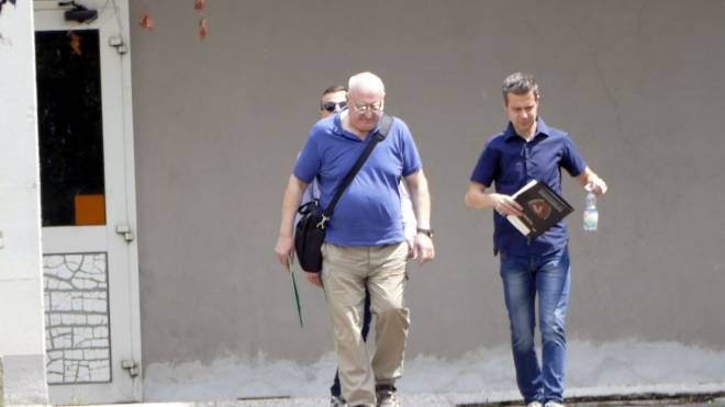 Don Paolo Glaentzer lascia il tribunale di Prato (Attalmi)