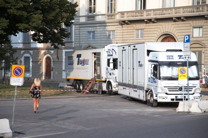 I camion della produzione Netflix a Firenze per le riprese di "Six underground" (New Press Photo)