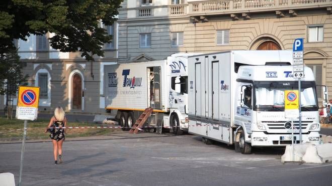 I camion della produzione Netflix a Firenze per le riprese di "Six underground" (New Press Photo)