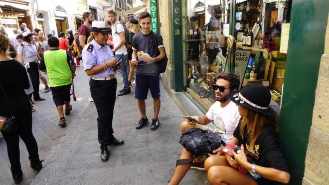 Firenze il sindaco Dario Nardella  presenta i provvedimenti antibivacco ai turisti. Presenti i vigili  urbani per illustrare le nuove regole in piazza San Firenze (foto Gianluca Moggi /New PressPhoto)