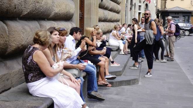 Firenze il sindaco Dario Nardella  presenta i provvedimenti antibivacco ai turisti. Presenti i vigili  urbani per illustrare le nuove regole in piazza San Firenze (foto Gianluca Moggi /New PressPhoto)