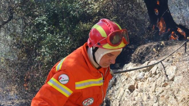 Incendio Monte Serra (Pisa).  Il  grande lavoro dei vigili del fuoco e dei volontari (Valtriani)