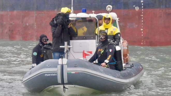 Livorno,  maxi sequestro di droga a bordo di un mercamtile da parte della Guardia di finanza (Foto Novi)