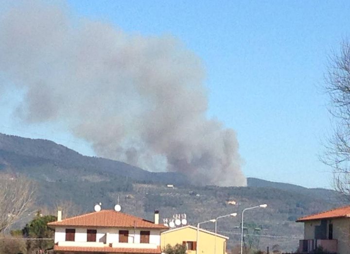 Nuovo incendio sul Monte Serra: fiamme a Vicopisano