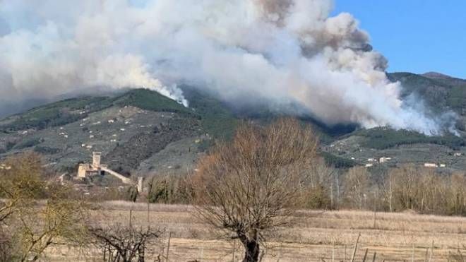 Nuovo incendio sul Monte Serra: fiamme a Vicopisano