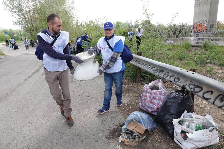 I volontari Enel al lavoro (Foto Gianluca Moggi/New Press Photo)