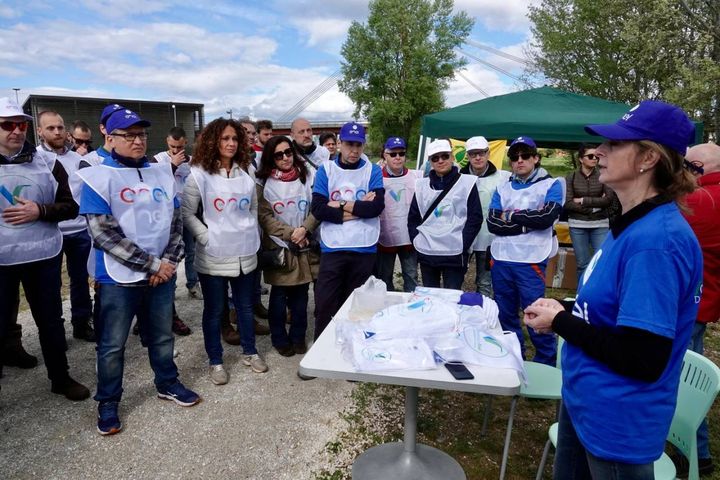 I volontari Enel al lavoro (Foto Gianluca Moggi/New Press Photo)