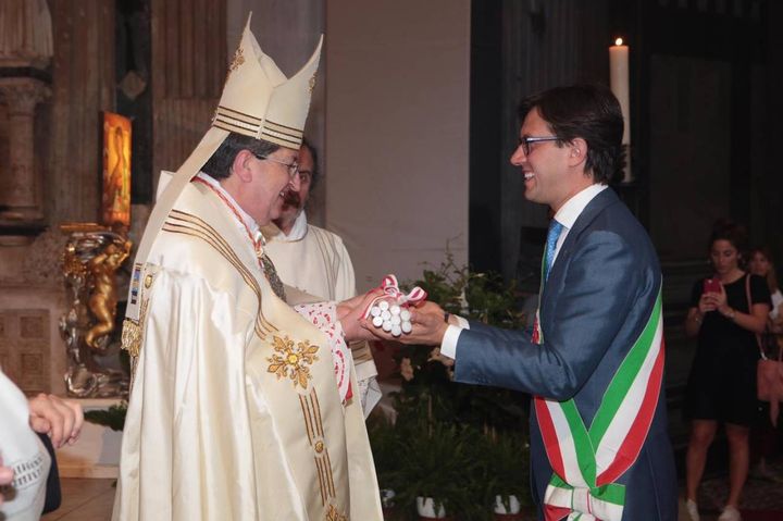 L'offerta dei ceri: il sindaco con l'arcivescovo Betori (New Press Photo)