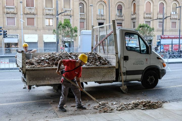 Operai al lavoro dopo il crollo (Giuseppe Cabras / New Press Photo)