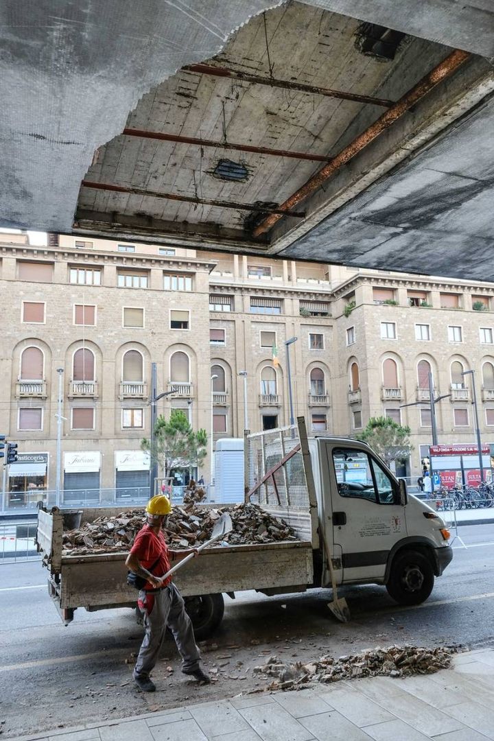 Operai al lavoro dopo il crollo (Giuseppe Cabras / New Press Photo)