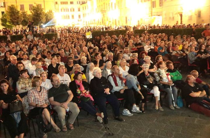 La folla in piazza del Carmine (Foto Umberto Visintini/New Press Photo)
