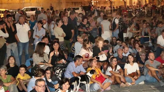 La folla in piazza del Carmine (Foto Umberto Visintini/New Press Photo)