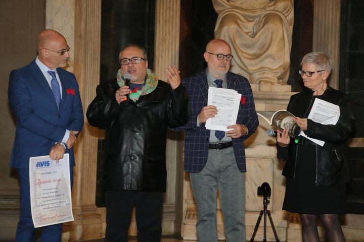 Il vicequestore Giuseppe Solimene consegna il premio a Luca Giannelli (foto Marco Mori /New Press Photo)