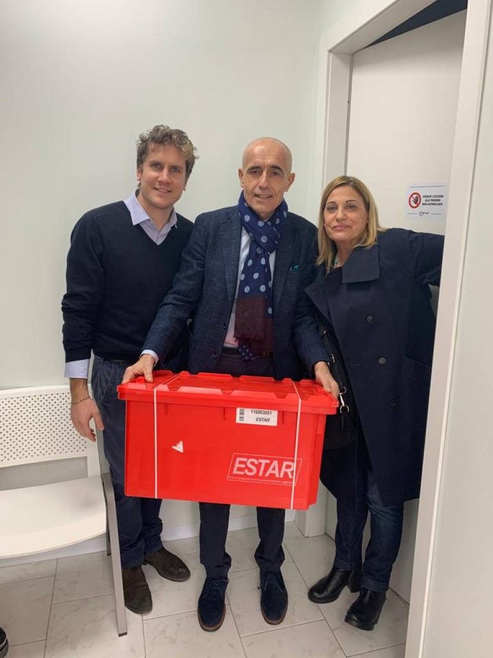 Il direttore sanitario Asl Toscana Centro,  Emanuele Gori, aiuta nell'allestimento dell'ambulatorio per il coronavirus  all'Osmannoro (FIrenze) 