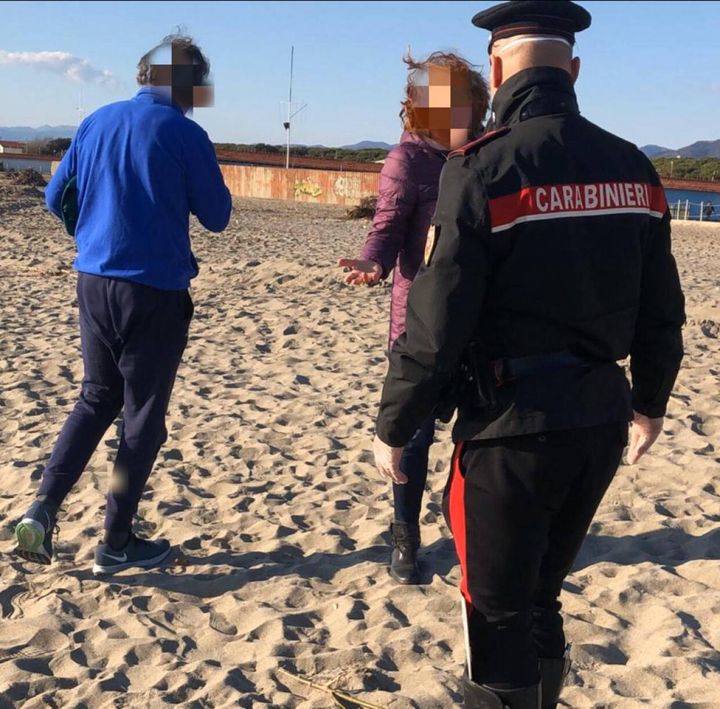 I carabinieri di Carrara sorprendono persone sulla spiaggia 