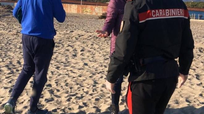 I carabinieri di Carrara sorprendono persone sulla spiaggia 