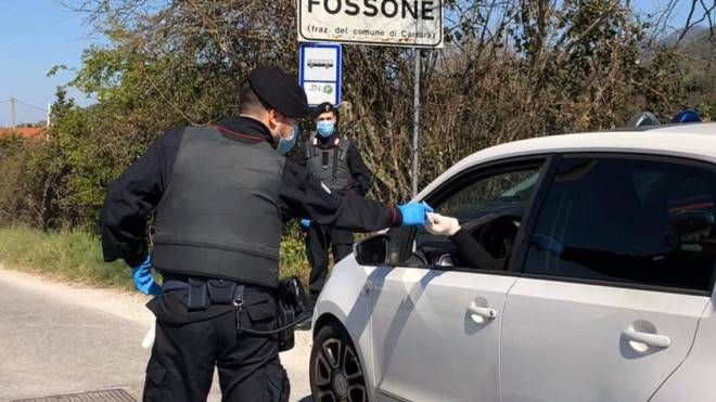 A Fossone i carabinieri hanno sorpreso un giovane che aveva con sé una dosa di droga. Il ragazzo  stava portando fuori il cane 