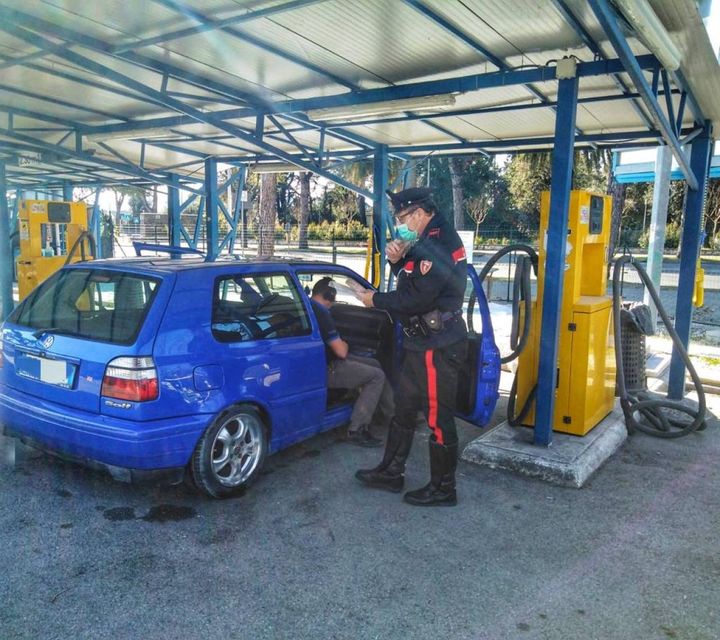 I carabinieri hanno duramente sanzionato un automobilista che dopo la spesa si era reacato all'autolavaggio self service 