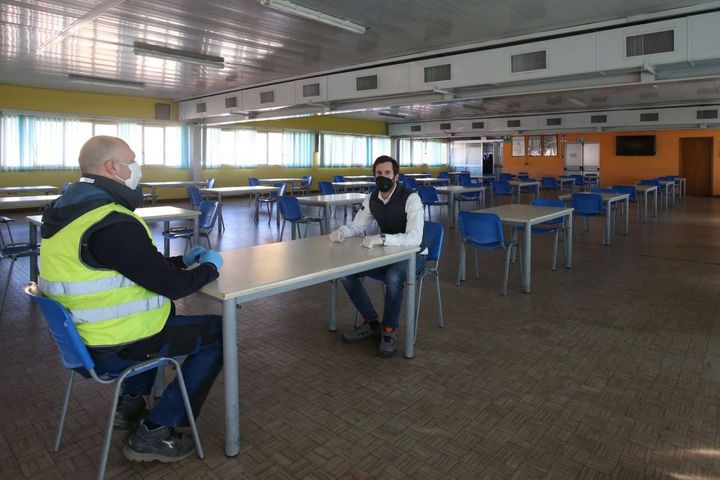 I posti a sedere alla mensa distanziati (Foto Dipietro)