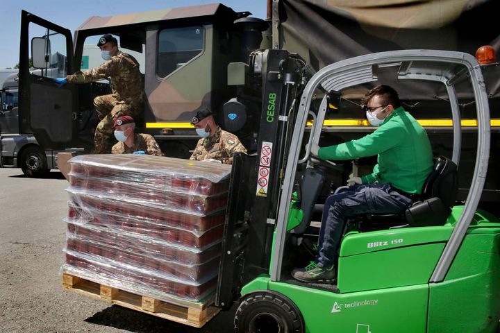 L'arrivo del materiale al Banco Alimentare (foto Marco Mori/New Press Photo)