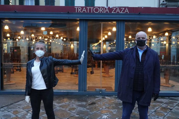 I gestori di fronte al ristorante Zaza (New Press Photo)