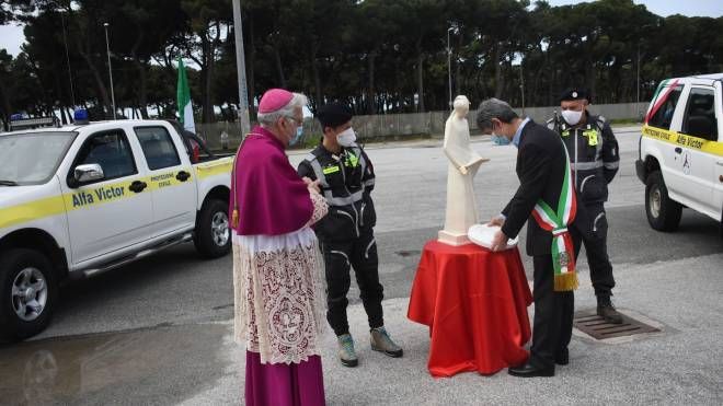 La benedizione della Madonna, da parte del vescovo Giovanni Santucci, nel piazzale di Carrarafiere alla presenza del sindaco di Carrara, Francesco De Pasquale. Poi la Madonna è stata portata in elicottero (Nizza)