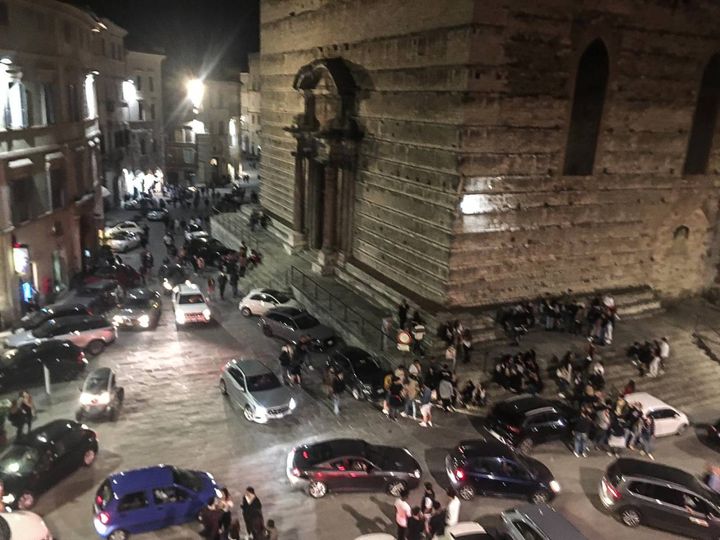 Il centro di Perugia affollato di persone e di automobili 