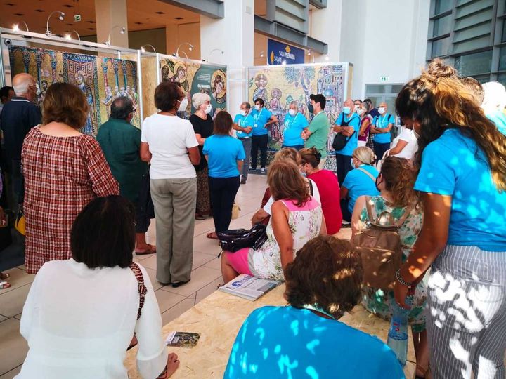 Mariella Carlotti illustra al pubblico i contenuti della mostra allestita a Rimini